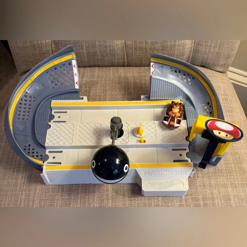 Hot Wheels Mario Kart Chain Chomp Track Set with Mario Kart/Donkey Kong Vehicle.